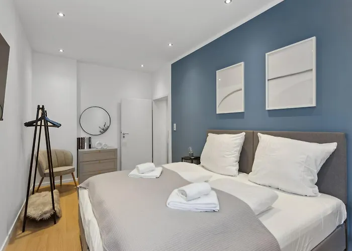Shiny Homes - Elegant City Apartments