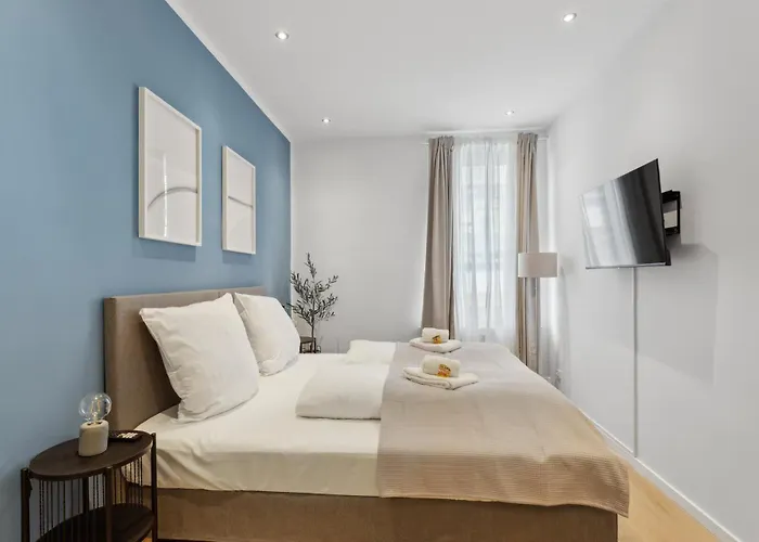 Shiny Homes - Elegant City Apartments