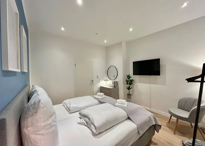 Shiny Homes - Elegant City Apartments
